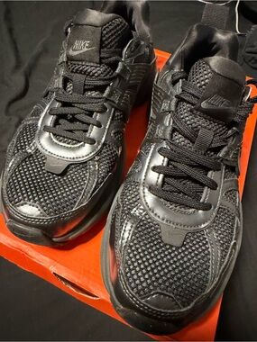 Nike Men’s Black Mesh & Synthetic Athletic Sneakers